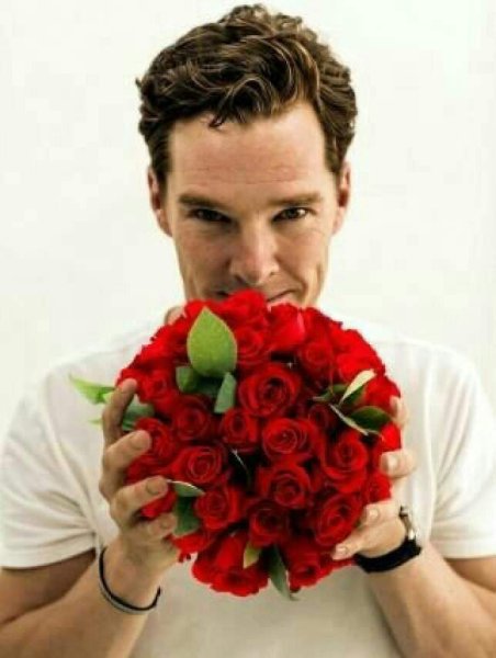 Бенедикт Камбербэтч с цветами