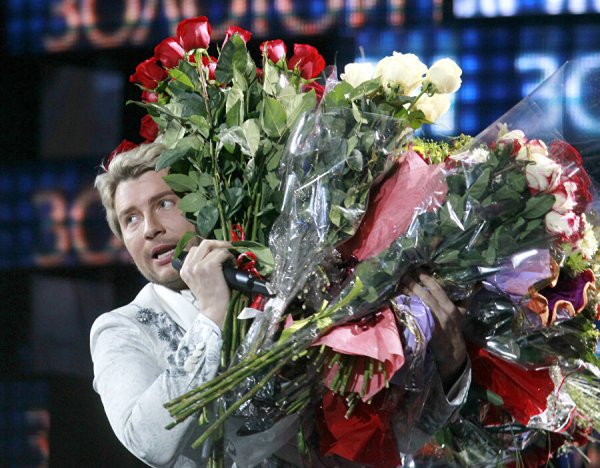 Басков с цветами