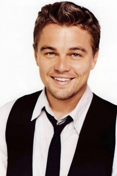 Леонардо ди Каприо улыбается