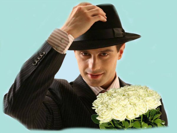 Мужчина в шляпе с цветами