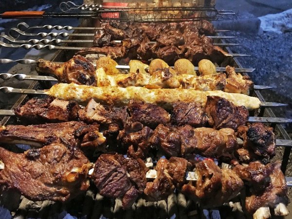 Шашлык и вино на природе