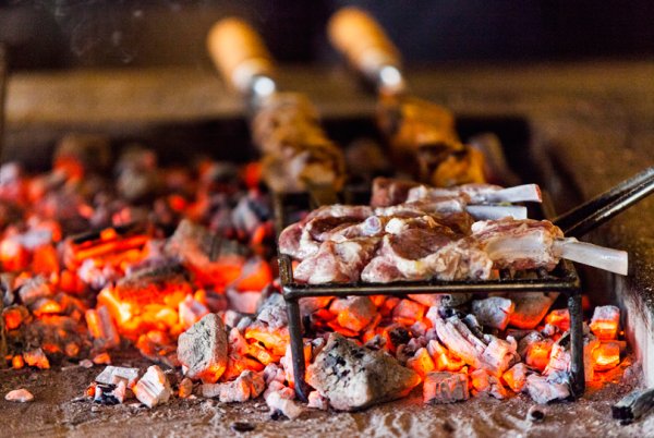 Стол на природе с шашлыками