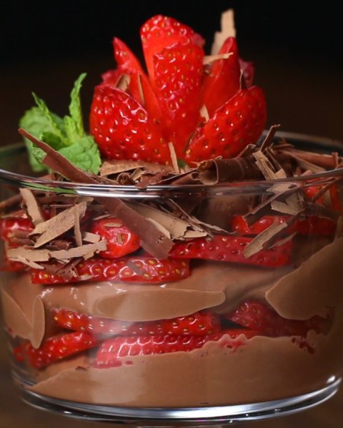 Шоколадный мусс с клубникой