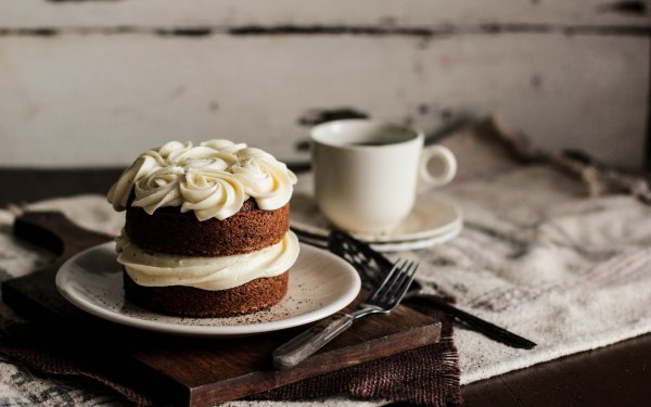 Красивые пирожные и кофе