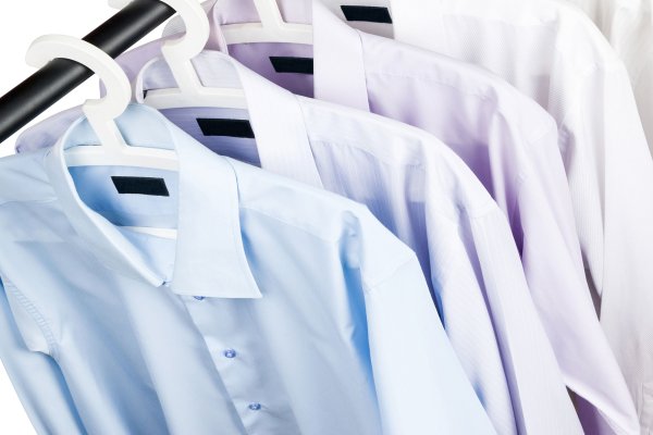 Белая рубашка на вешалке