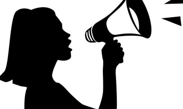 Девушка с рупором