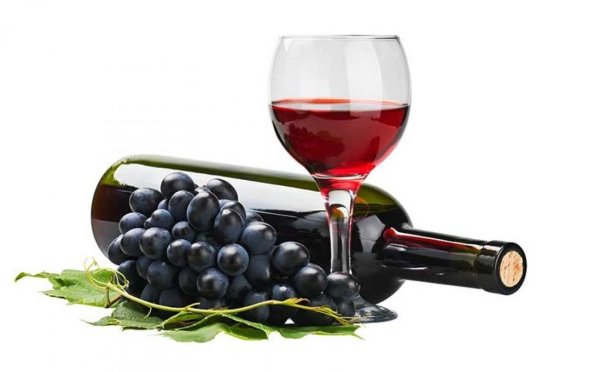 Бокал красного вина и виноград