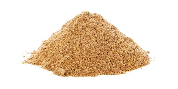 Кучка песка на белом фоне