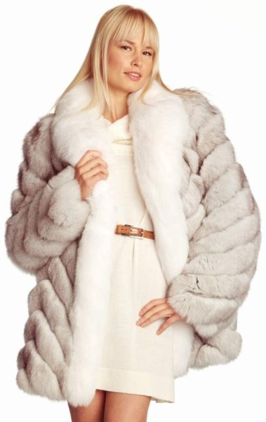 Девушка в шубе на белом фоне