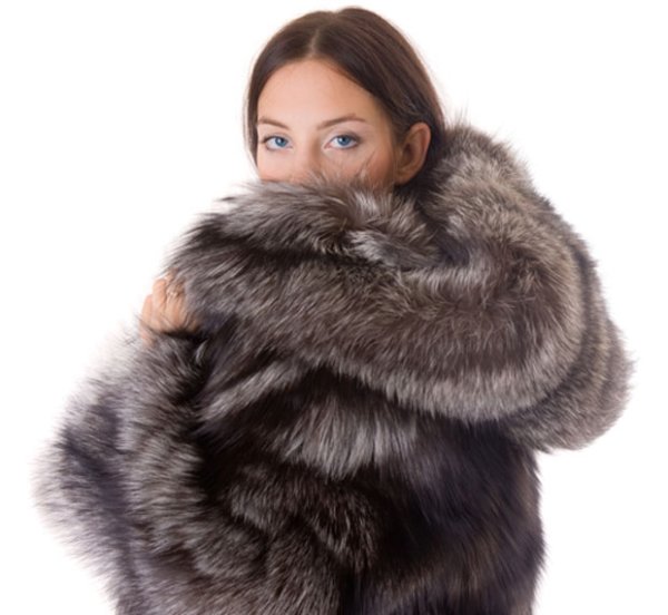 Девушка в шубе на белом фоне