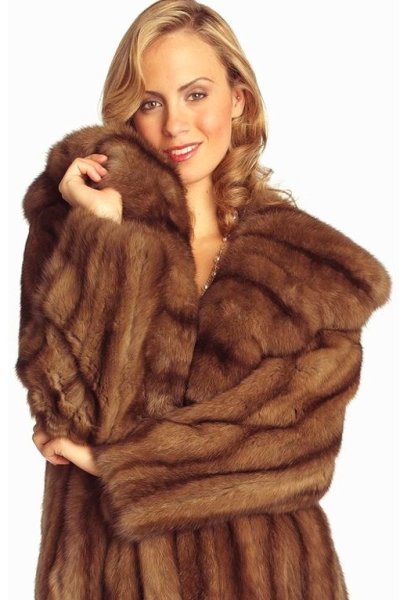 Женщина в шубе на белом фоне