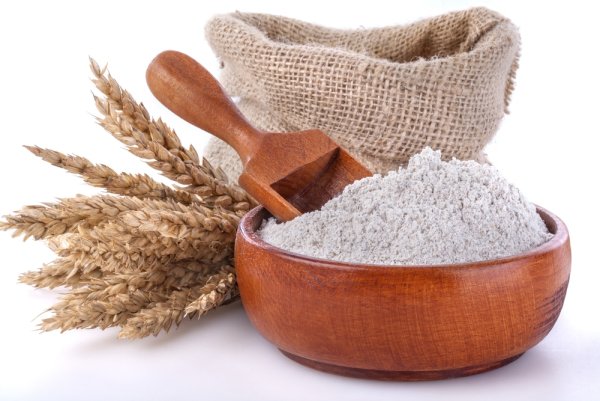 Мука пшеничная на белом фоне