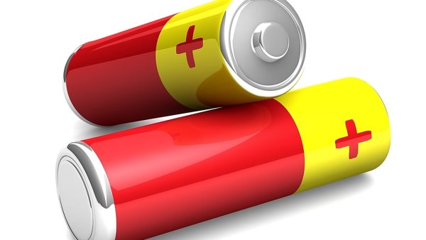 Батарейки на белом фоне
