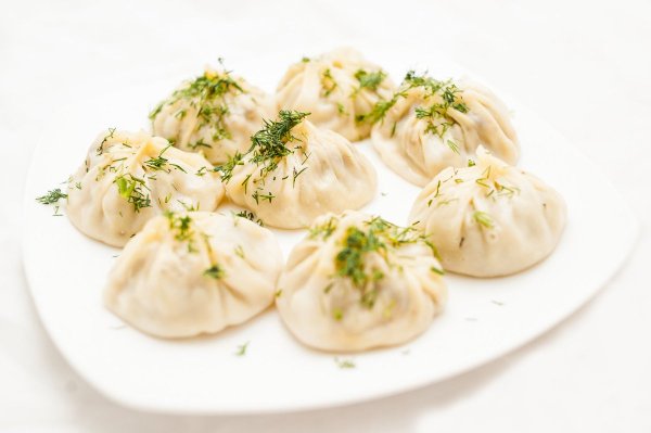 Манты на белой тарелке