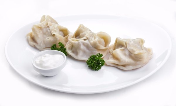 Манты на белой тарелке
