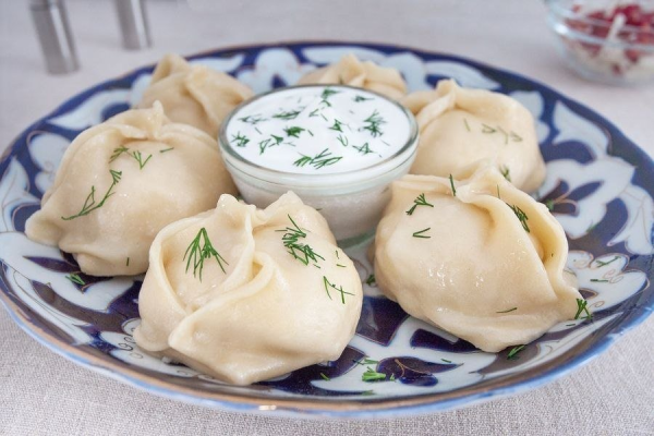 Манты на белой тарелке