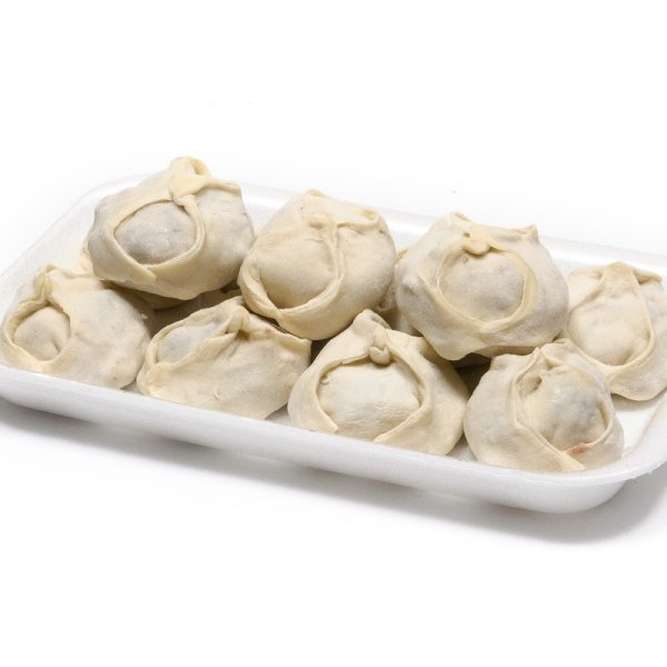 Манты на белой тарелке