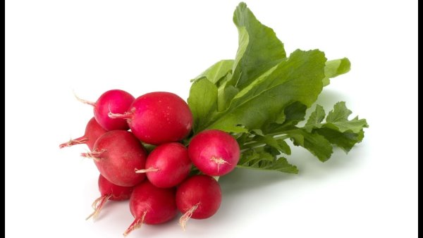 Редис на белом фоне