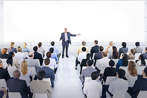 Люди в конференц зале