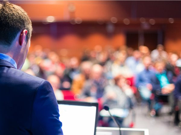 Бизнесмены на мероприятии