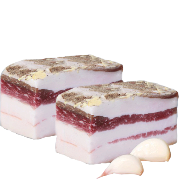 Кусок сала на белом фоне