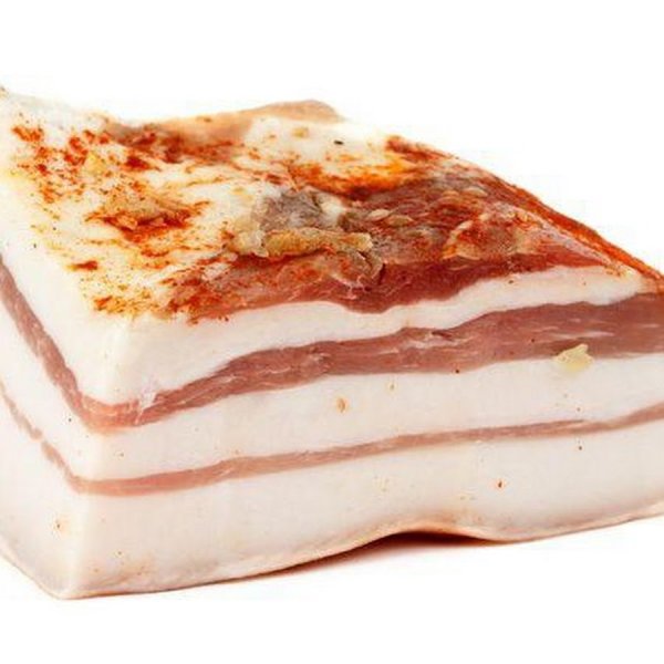 Кусок сала на белом фоне