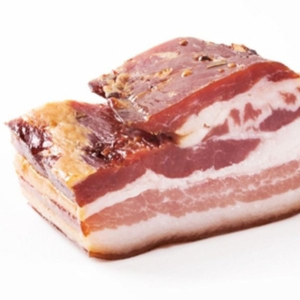 Кусок сала на прозрачном фоне