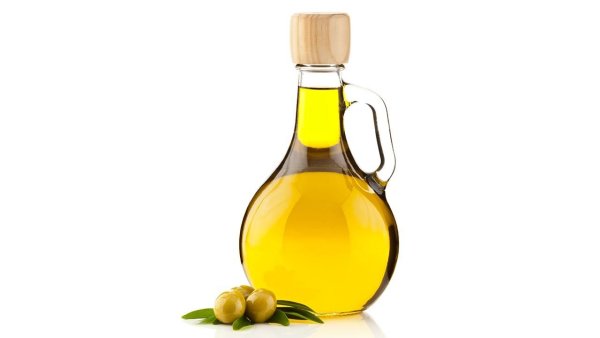 Растительное масло на белом фоне