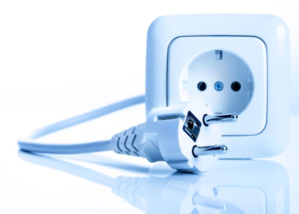 Розетка на белом фоне