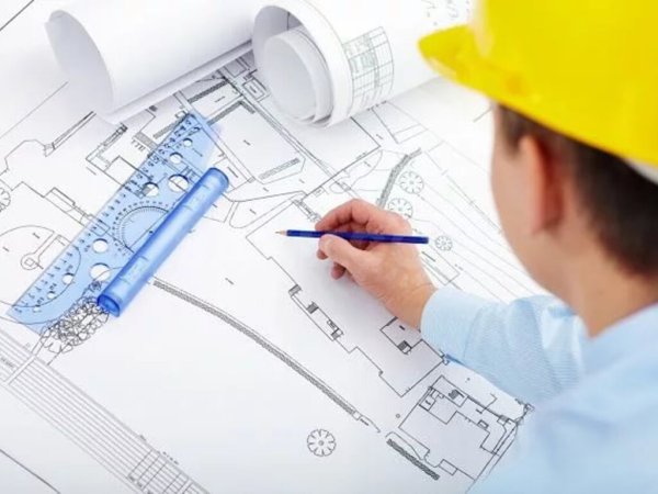 Чертит проект