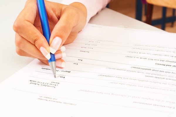 Человек заполняет анкету