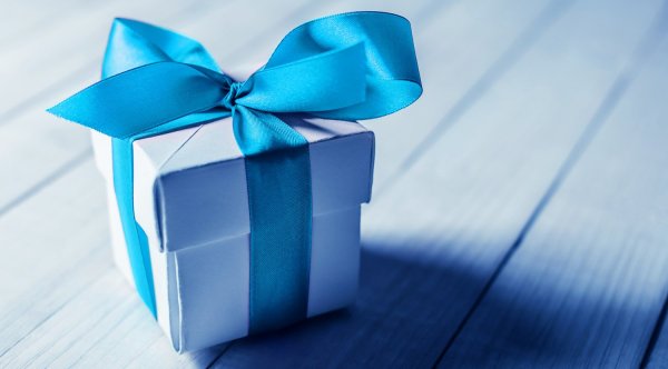 Подарок с голубым бантом