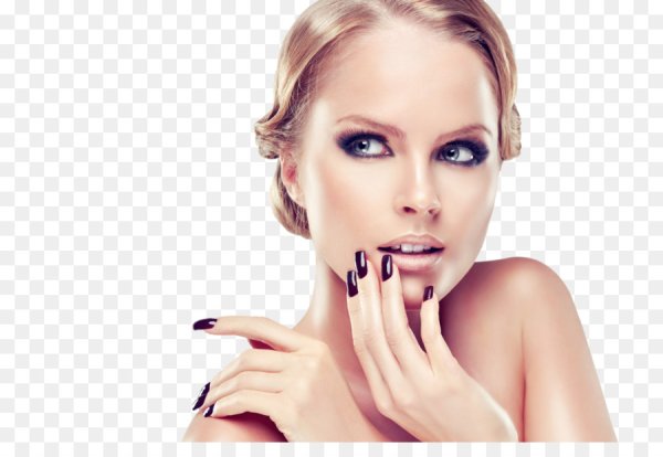 Девушка с маникюром