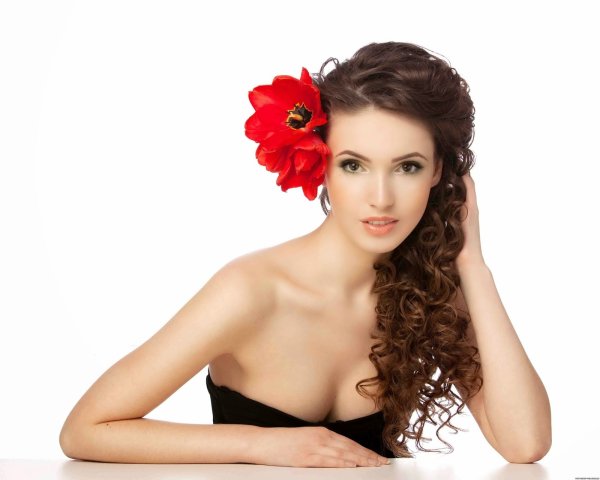Девушка с цветком в волосах