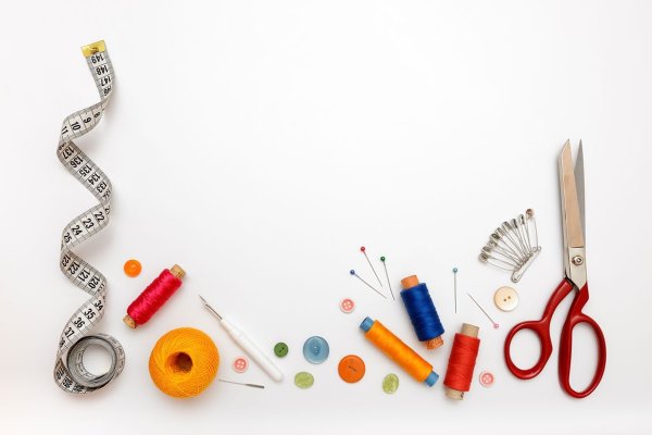 Швейные принадлежности на белом фоне