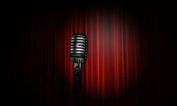 Микрофон на Красном фоне