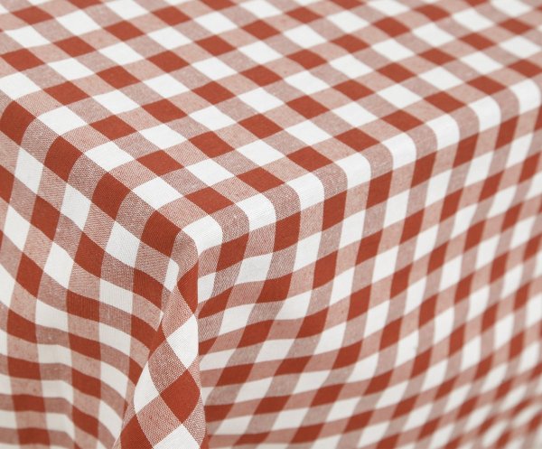 Пустой стол со скатертью