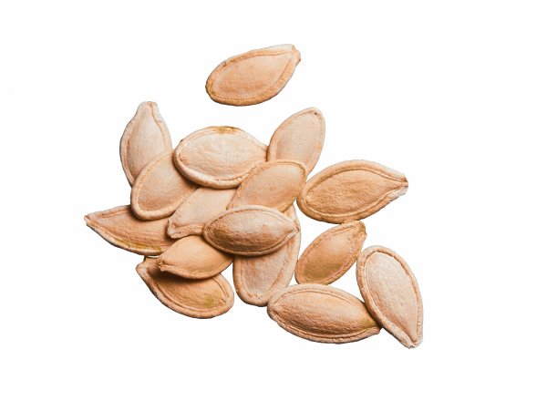 Семена тыквы на белом фоне