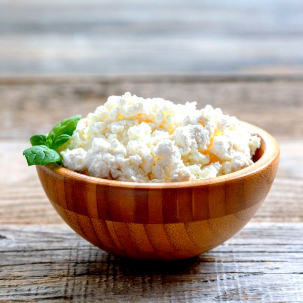 Творог в тарелке