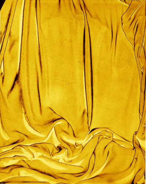 Желтая драпировка