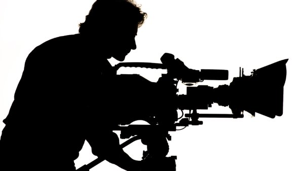 Видеооператор на белом фоне