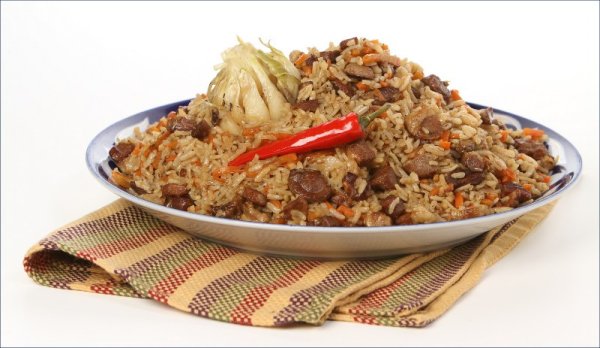 Узбекский плов на белом фоне