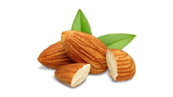 Миндаль орех на белом фоне