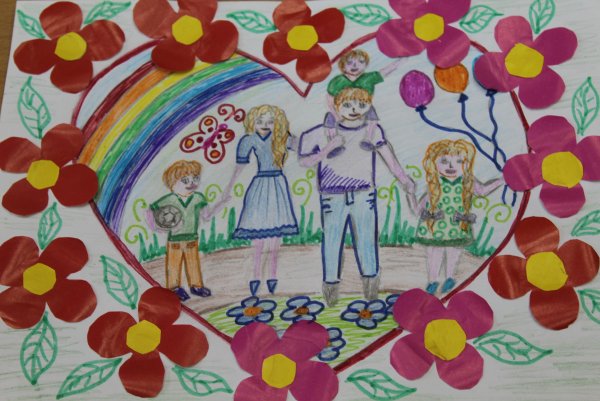 Детский рисунок на тему моя семья