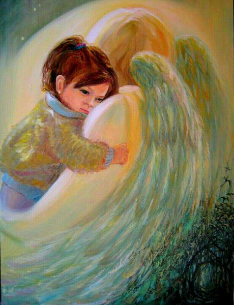 Ангел обнимает крыльями ребенка