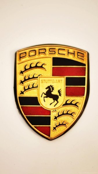Porsche значок на машине