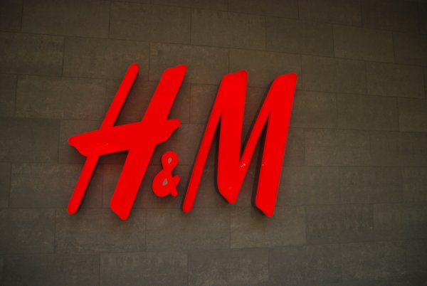Логотип магазина одежды h&m
