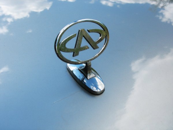 Машина с логотипом b