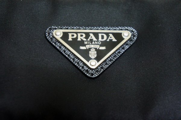 Prada лейбл