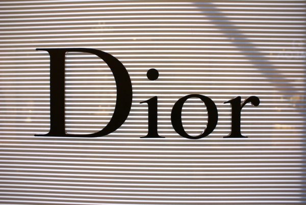 Кристиан диор знак